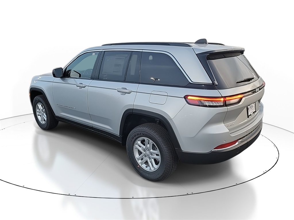 2025 Jeep Grand Cherokee Laredo photo 3