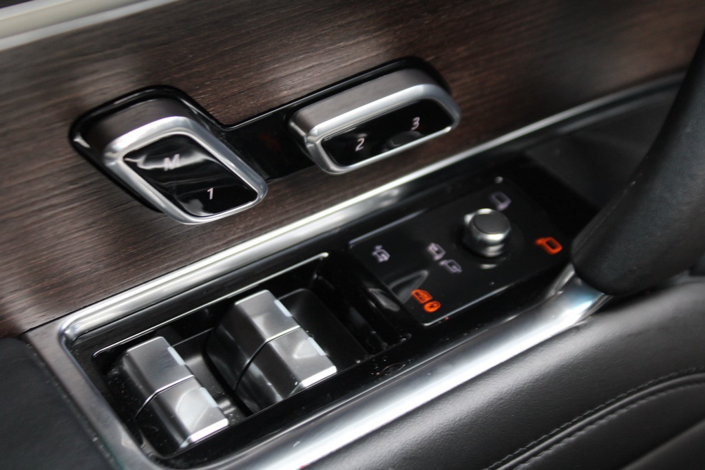 2023 Land Rover Range Rover SE photo 12