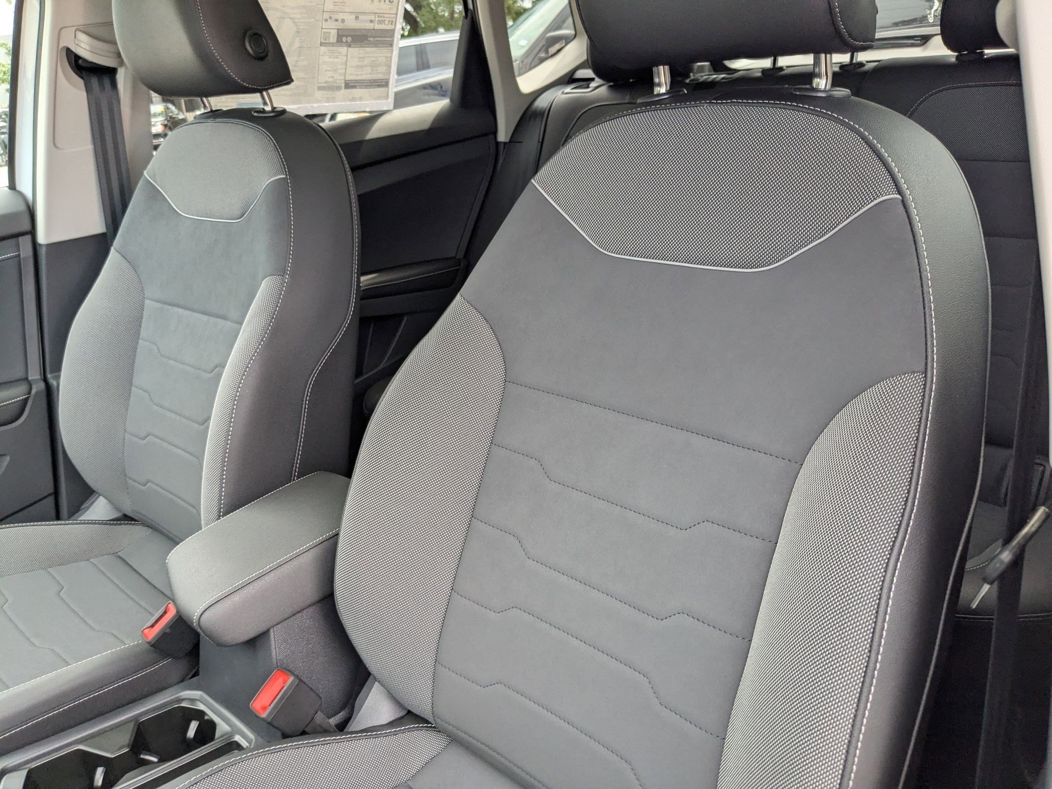 2025 Volkswagen Taos SE photo 4