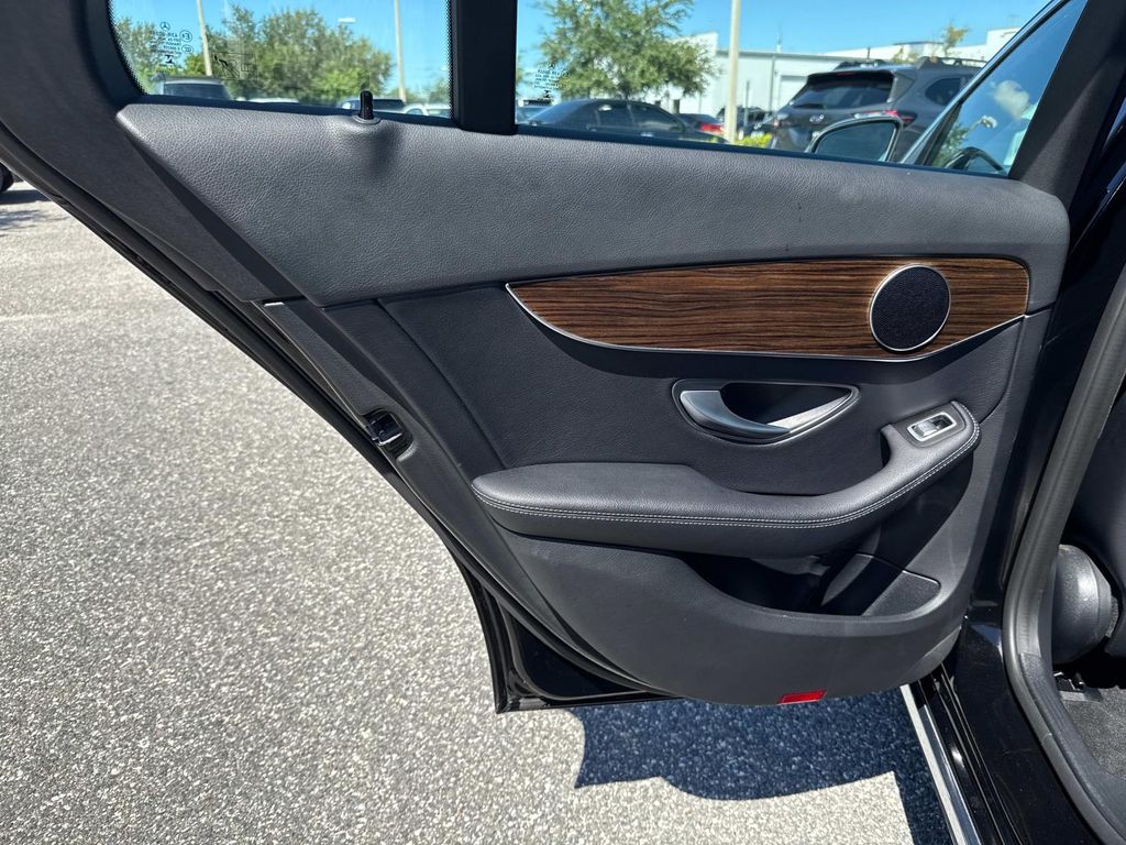 2018 Mercedes Benz C 300 photo 11