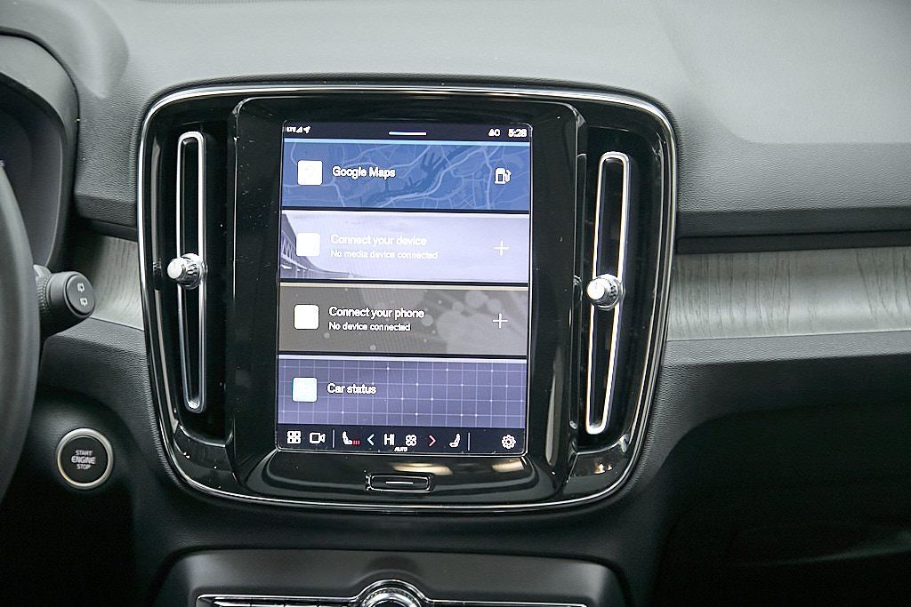 2023 VOLVO XC40 - Image 25