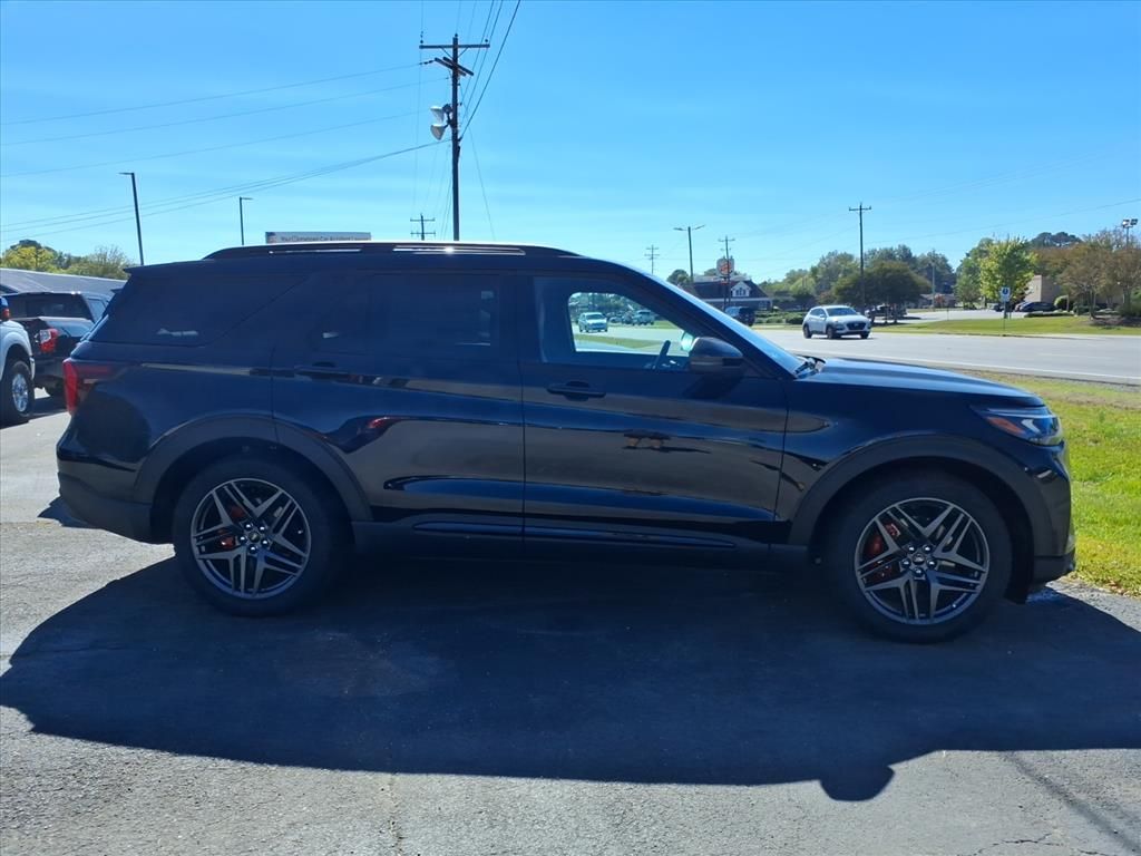 2025 Ford Explorer ST photo 4