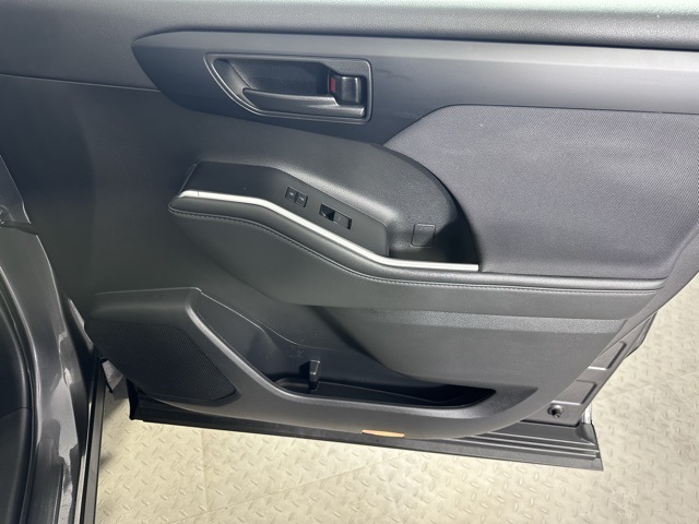 2022 Toyota Highlander LE photo 9