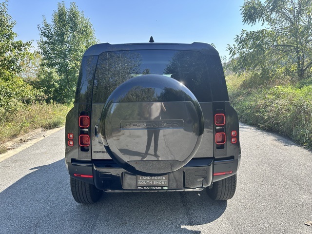 2025 Land Rover Defender 110 S photo 7