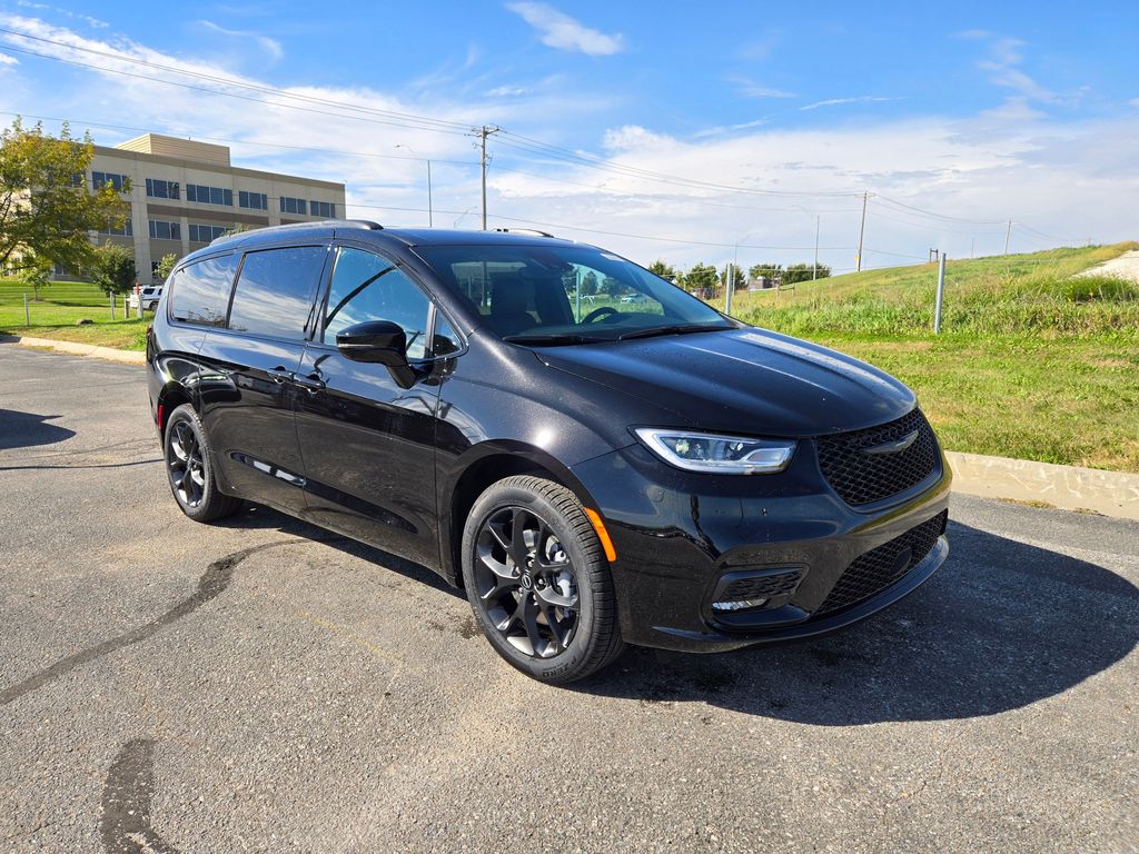 2026 Chrysler Pacifica Select's photo