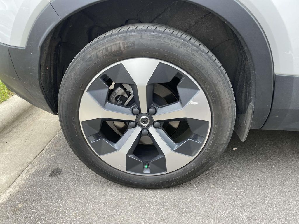 2023 Volvo XC40 Plus photo 5