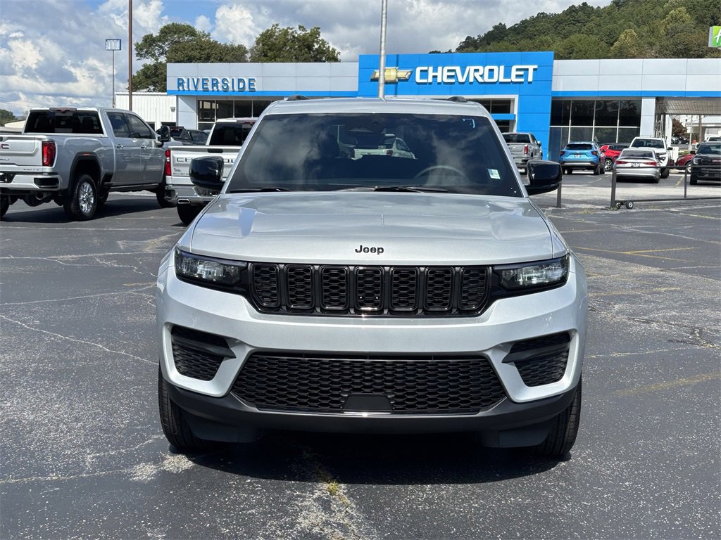 2025 Jeep Grand Cherokee Laredo Altitude photo 4