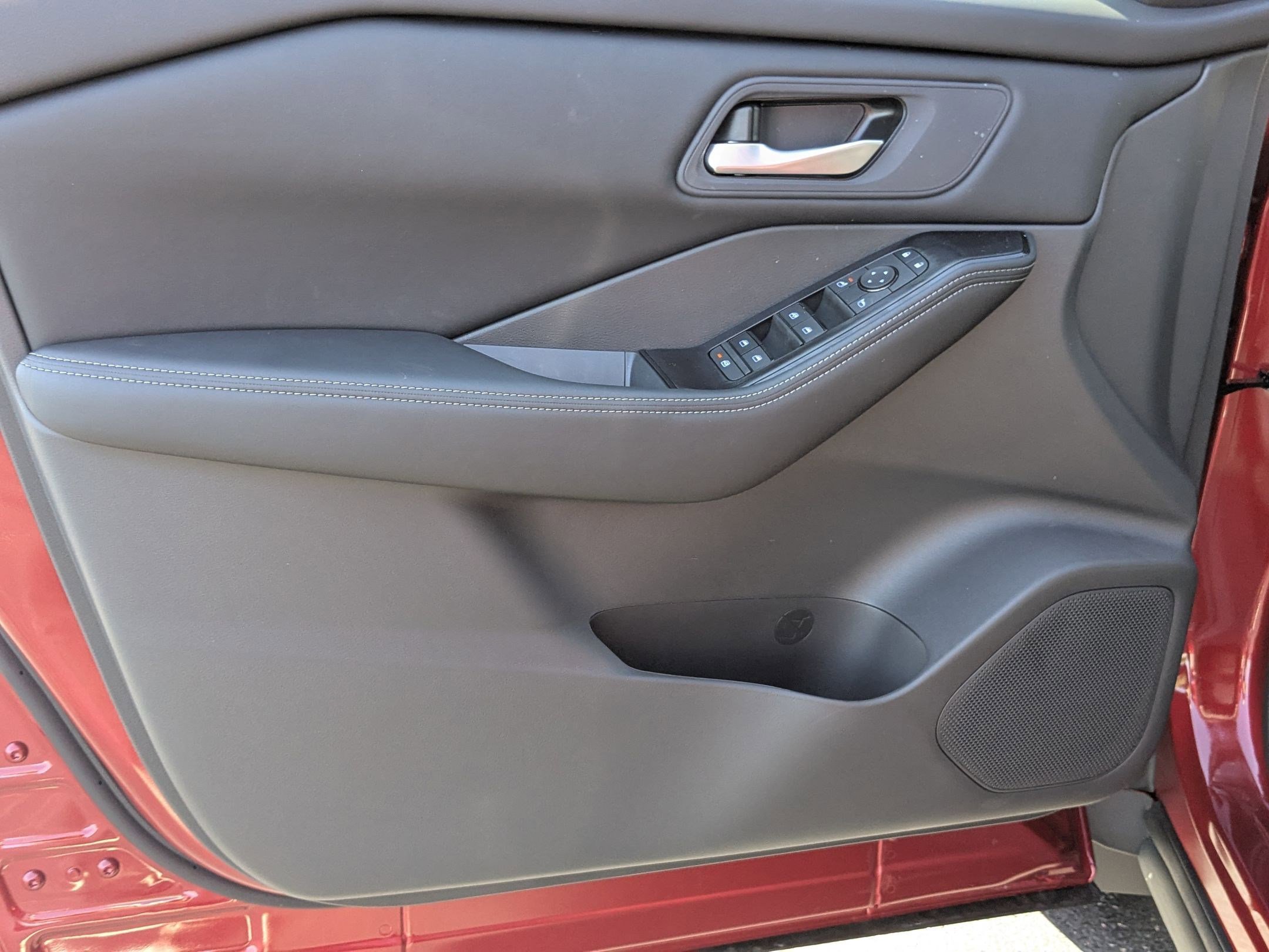 2026 Nissan Rogue SV photo 10