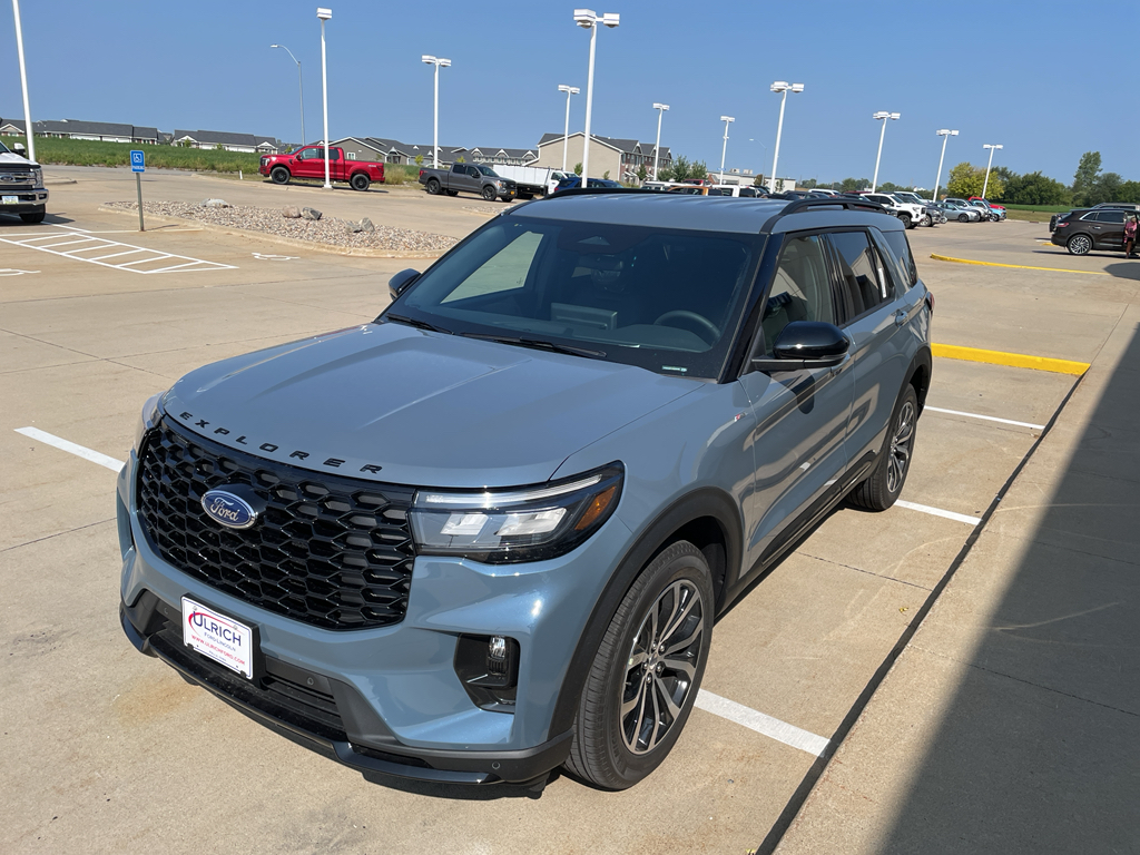 2025 Ford Explorer ST-Line photo 3