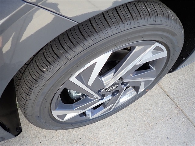 2025 Hyundai Elantra Limited photo 9