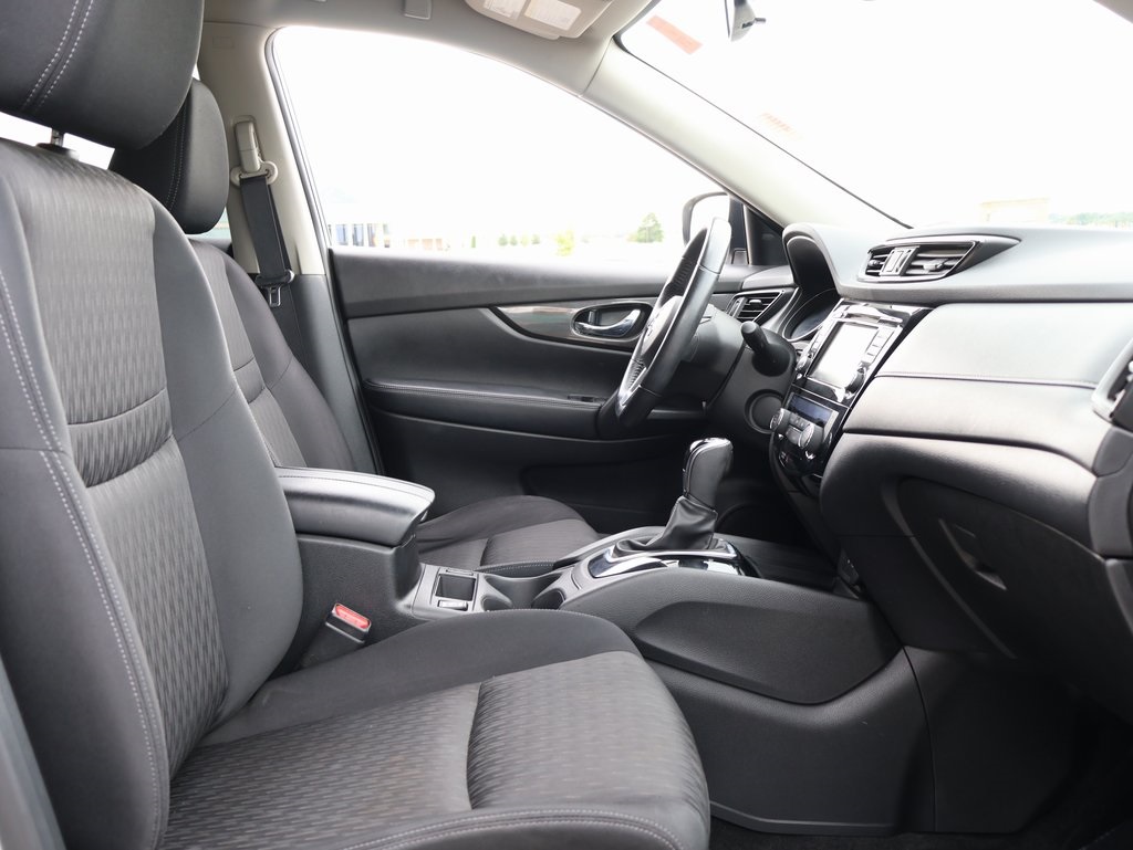 2019 Nissan Rogue SV photo 9