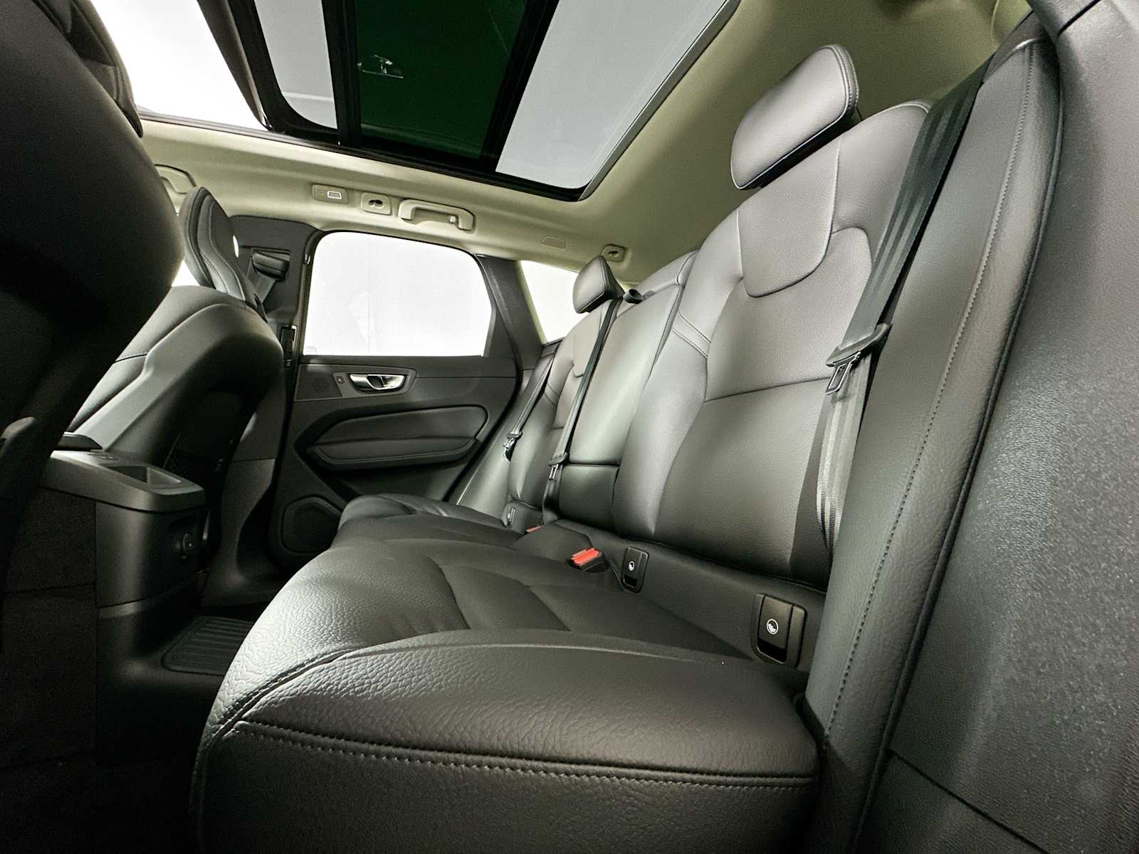 2025 Volvo XC60 T8 Plus photo 21