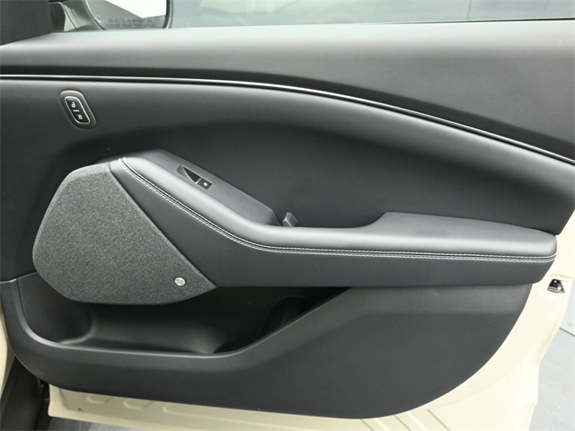 2025 FORD MUSTANG MACH-E - Image 29