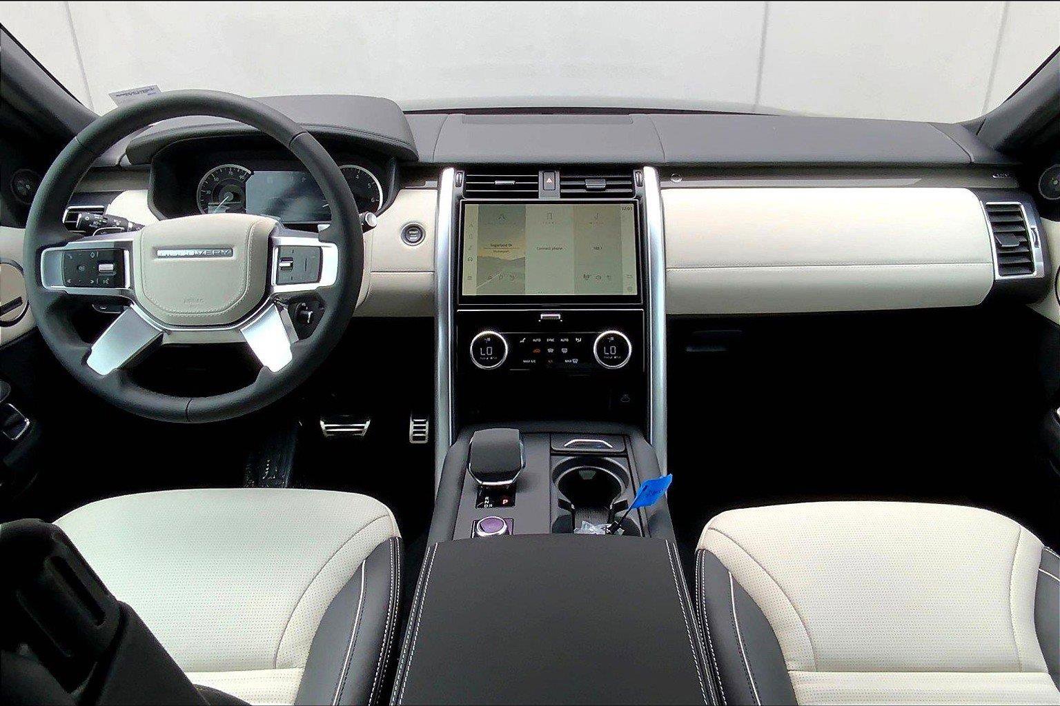 2023 Land Rover Discovery Metropolitan Edition photo 4