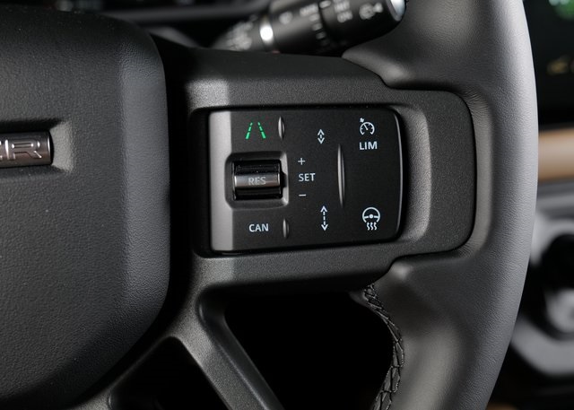 2025 Land Rover Defender 110 X-Dynamic SE photo 17