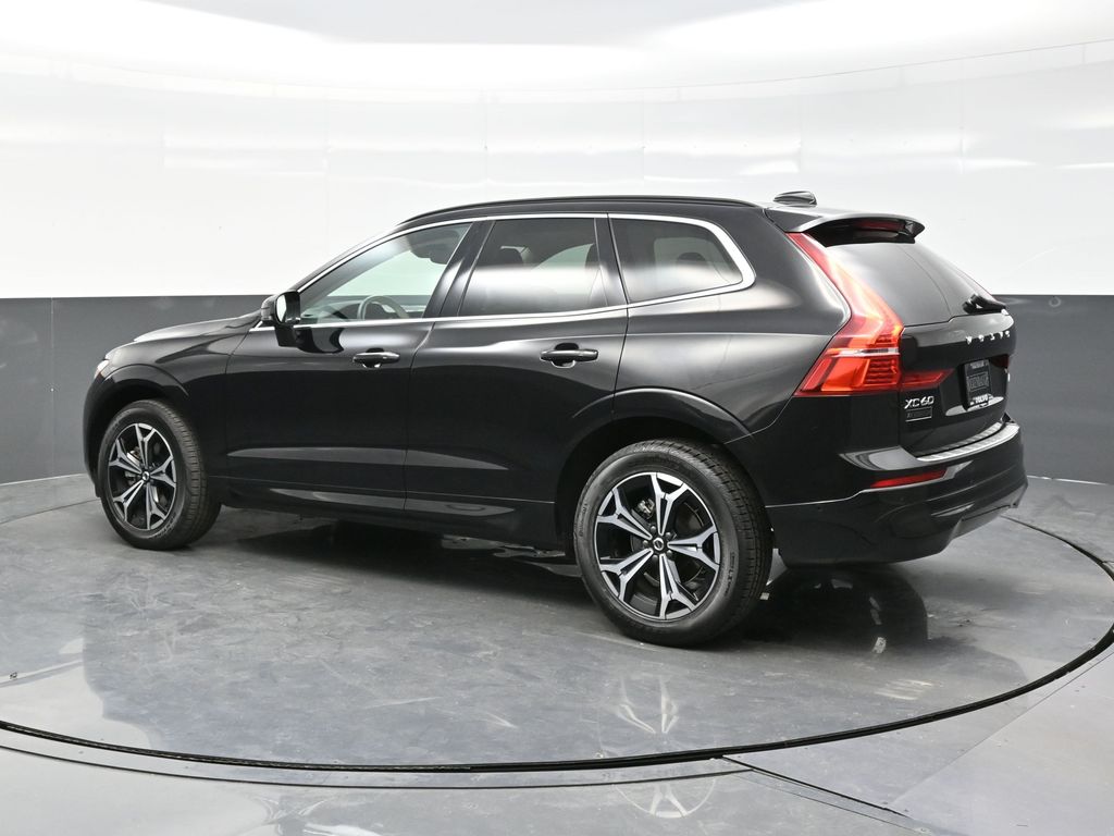 2022 Volvo XC60 B5 Momentum photo 2