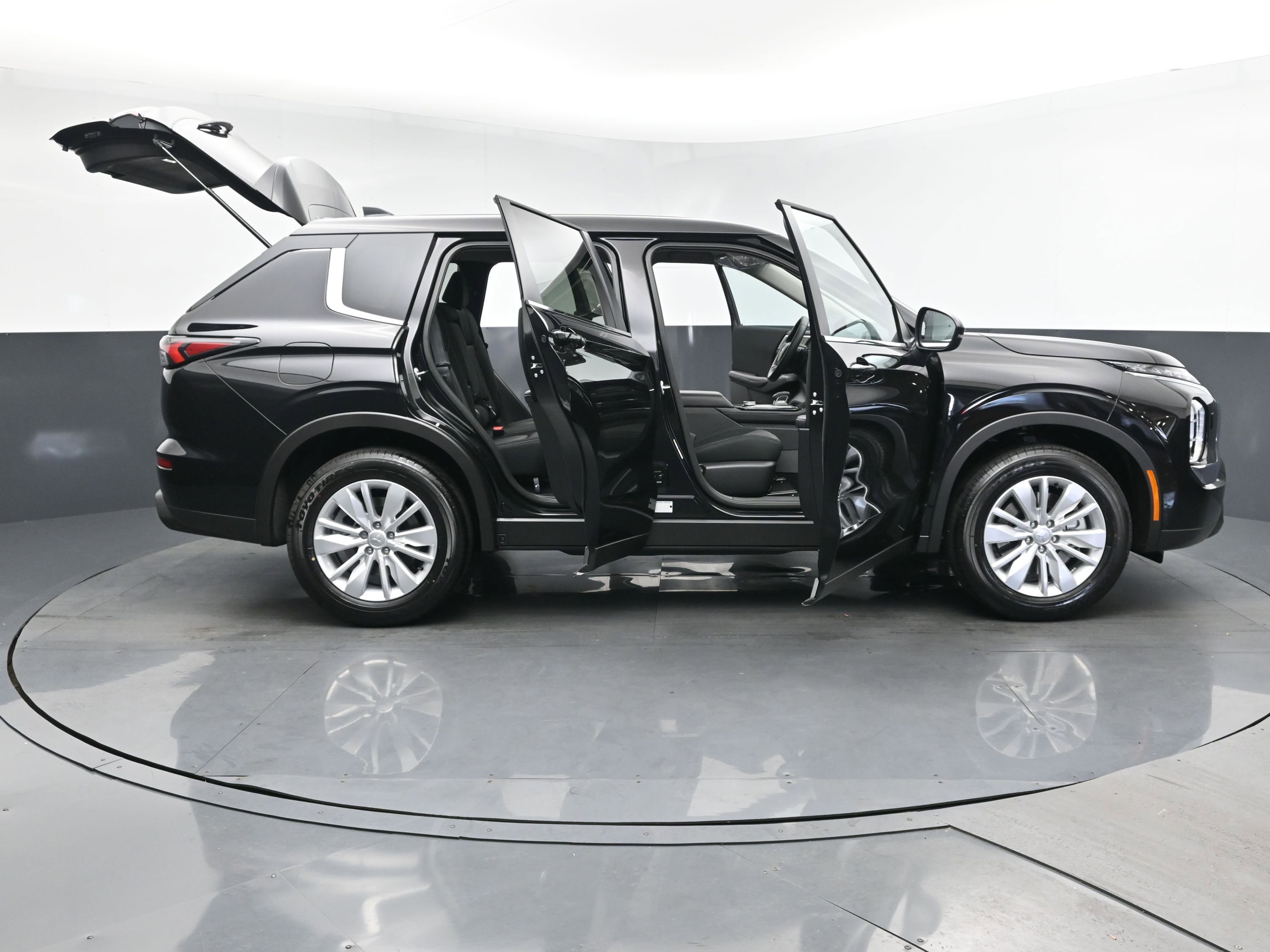 2025 Mitsubishi Outlander ES photo 28