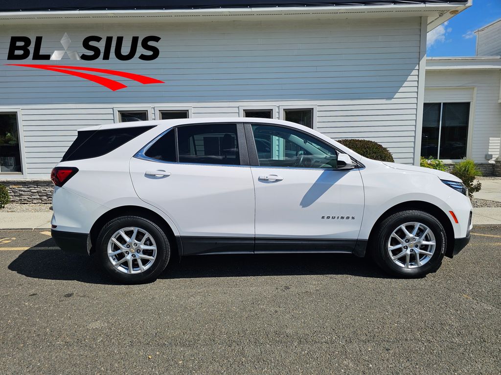 2024 Chevrolet Equinox LT photo 3