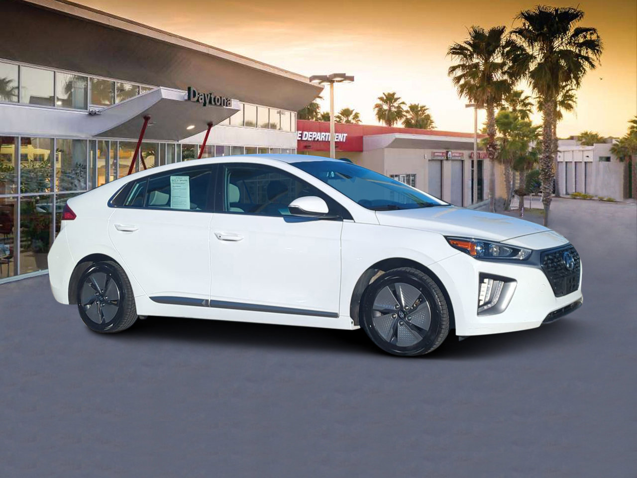 2022 Hyundai Ioniq SE's photo