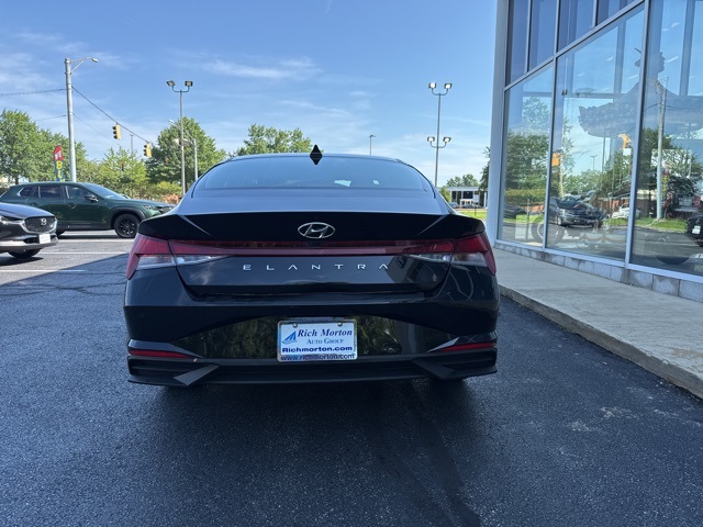 2023 Hyundai Elantra SEL photo 2