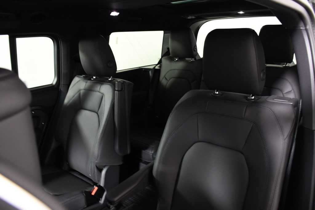 2025 Land Rover Defender 130 S photo 28
