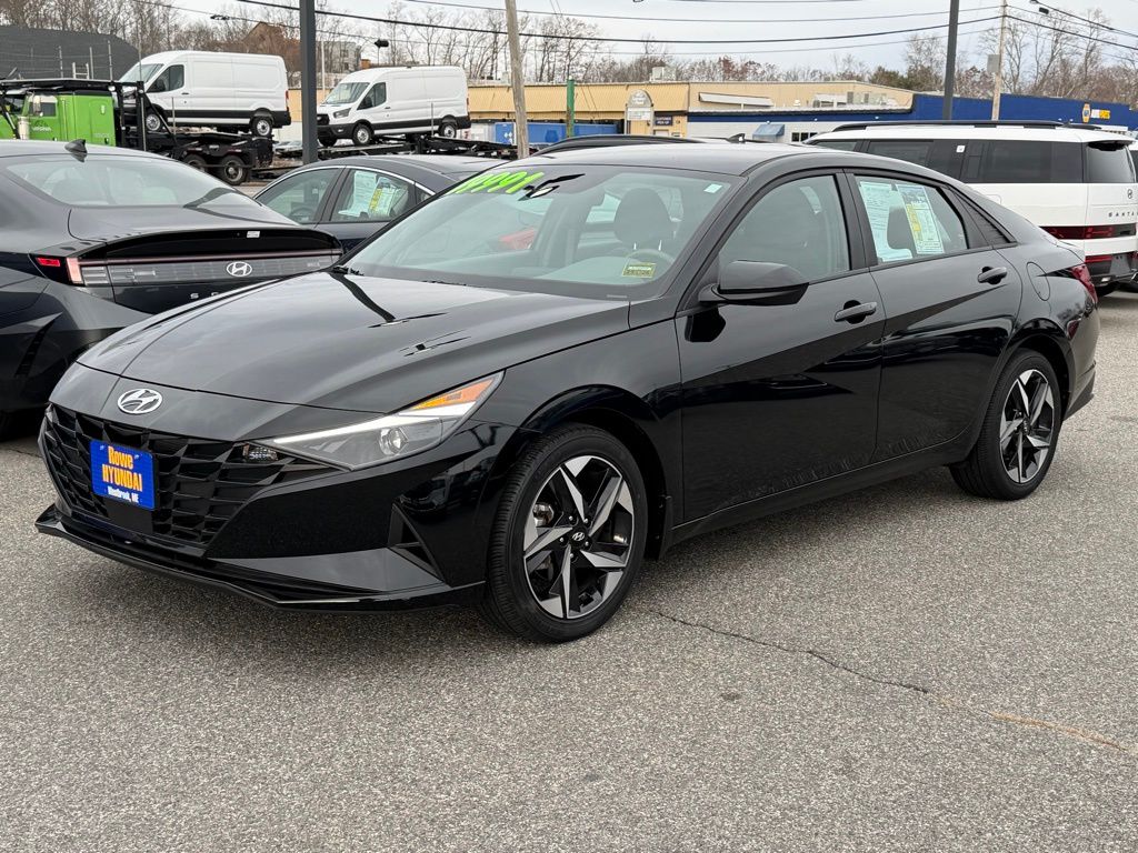 2023 Hyundai Elantra SEL photo 3