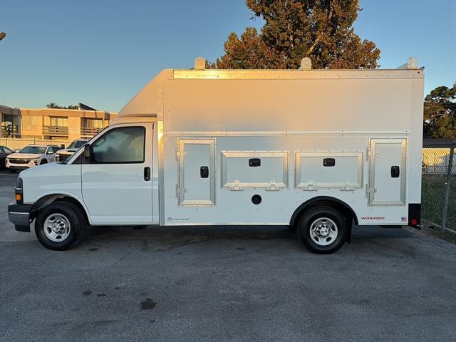 2025 Chevrolet Express Cutaway 3500 photo 3