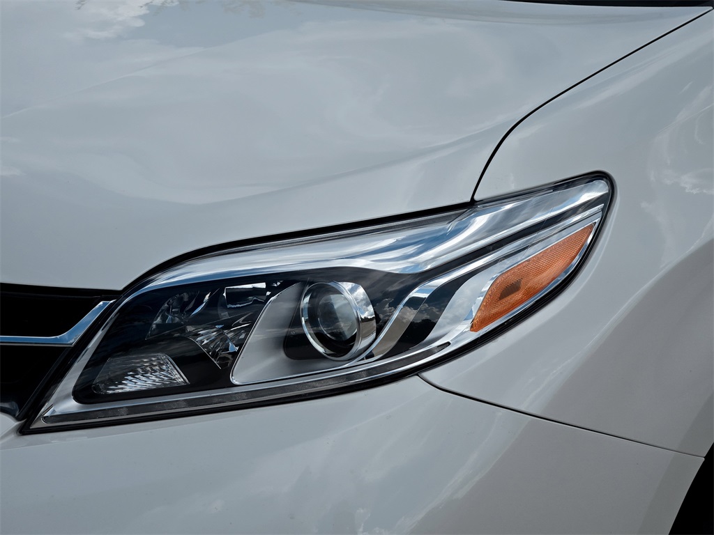 2019 Toyota Sienna Limited Premium photo 3