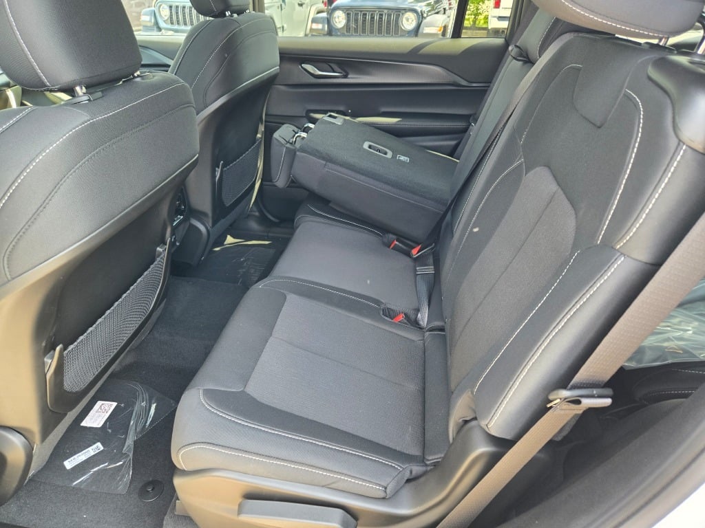 2025 Jeep Grand Cherokee Laredo photo 13