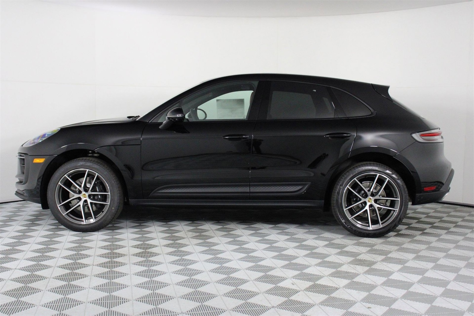 2025 Porsche Macan T photo 2