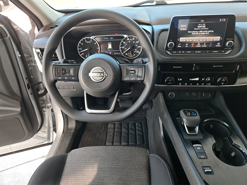 2022 Nissan Rogue SV photo 13