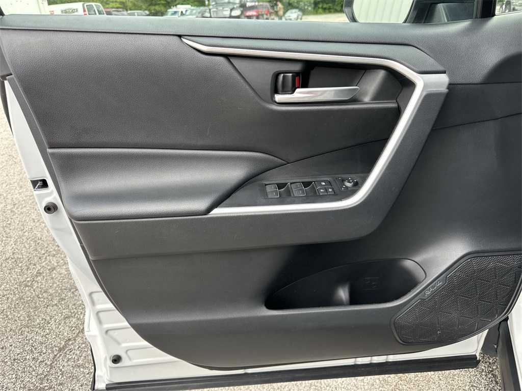 2023 Toyota RAV4 XLE photo 16