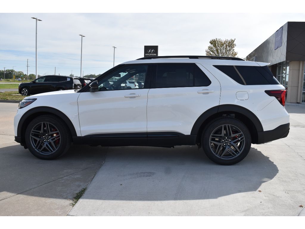 2025 Ford Explorer ST photo 4