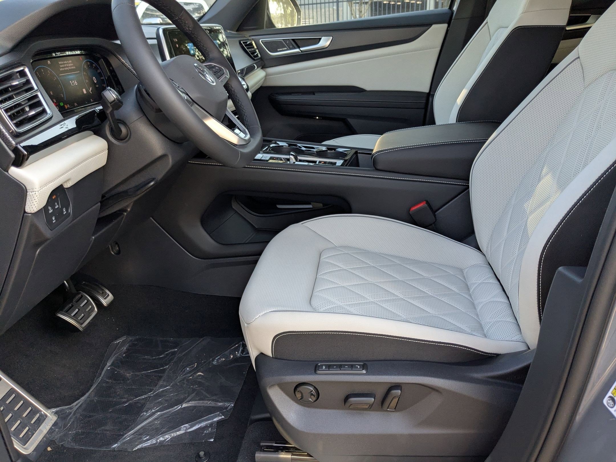 2026 Volkswagen Atlas Cross Sport SEL Premium R-Line photo 4