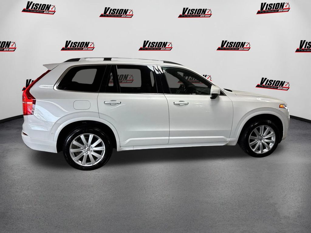 2017 Volvo XC90 T6 Momentum photo 3