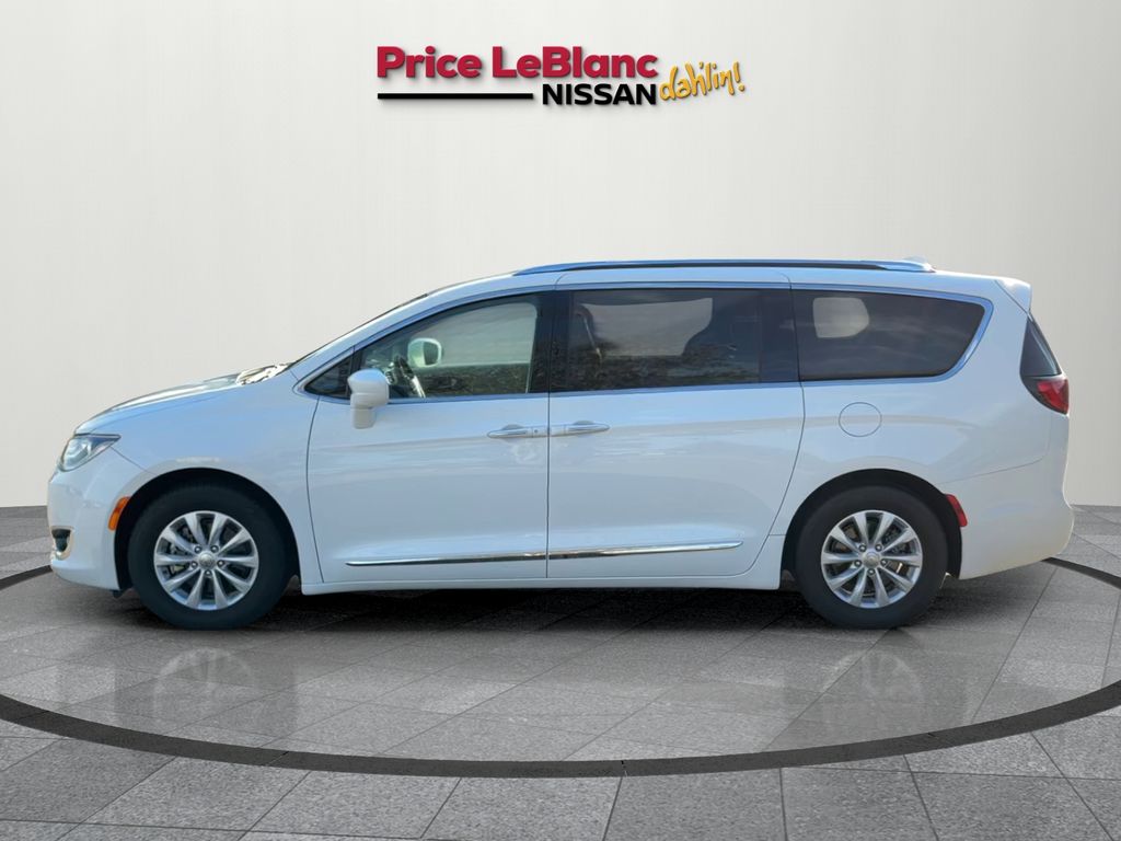 2018 Chrysler Pacifica Touring L photo 2