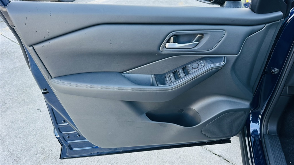 2026 Nissan Rogue SV photo 13