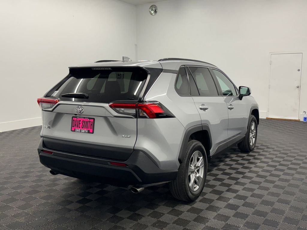 2024 Toyota RAV4 XLE photo 6