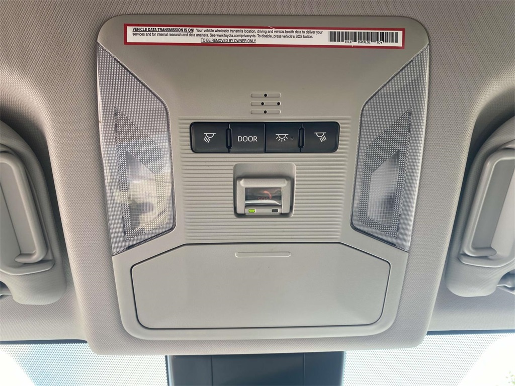 2021 Toyota RAV4 Hybrid XLE photo 23