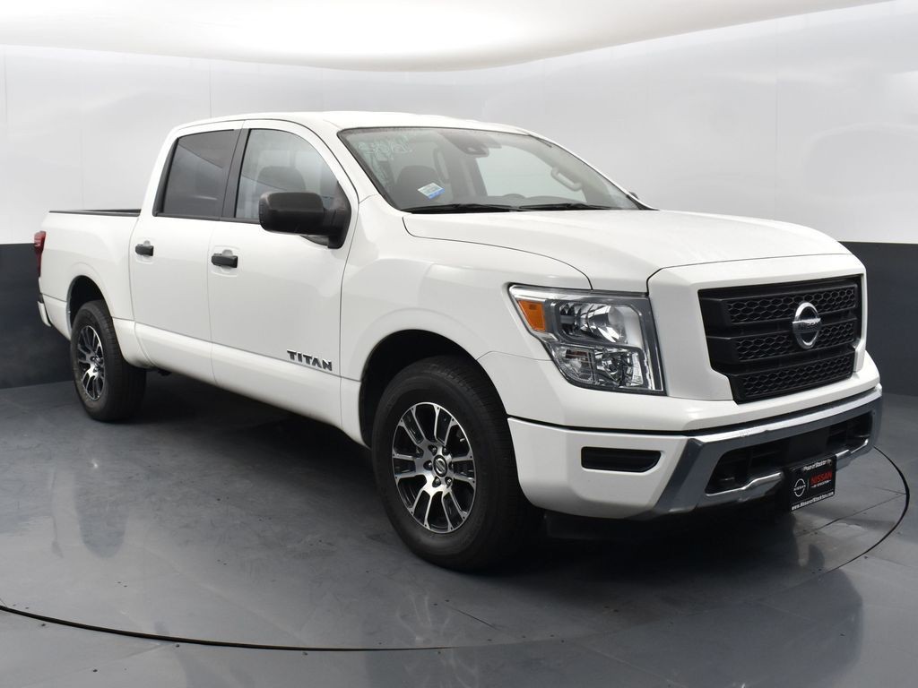 2022 Nissan Titan SV's photo