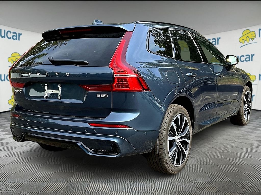 2025 Volvo XC60 B5 Plus photo 8