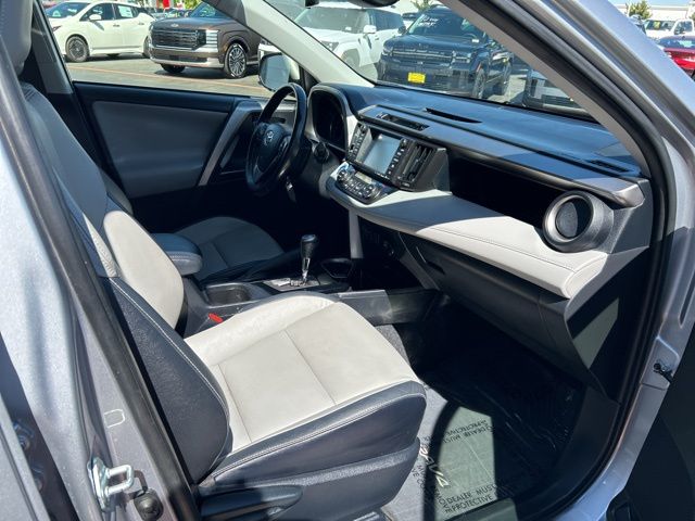 2017 Toyota RAV4 Hybrid Limited photo 4