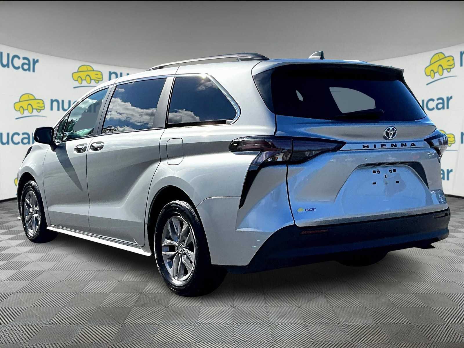 2024 Toyota Sienna XLE photo 4