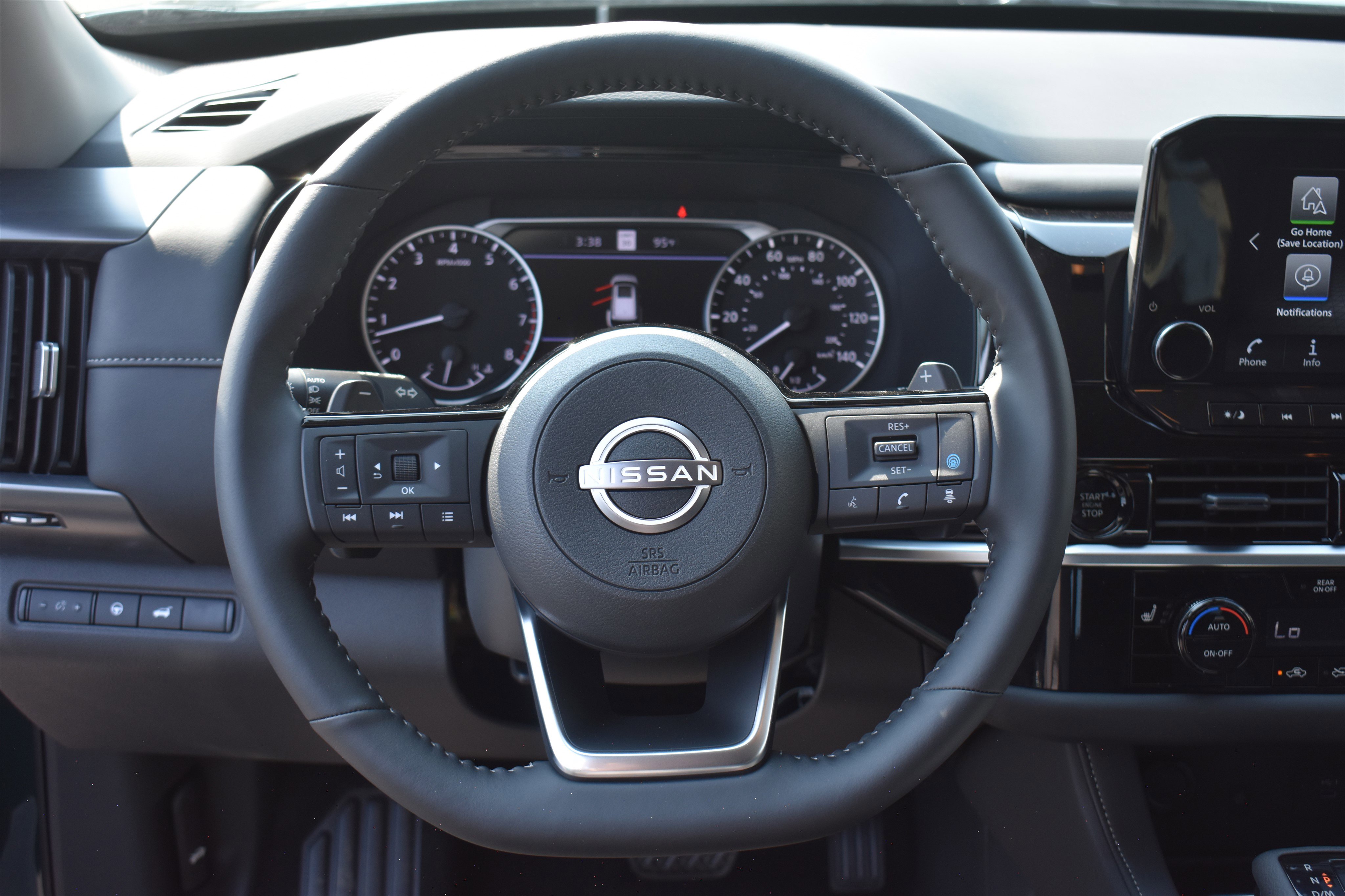 2025 Nissan Pathfinder SL photo 6