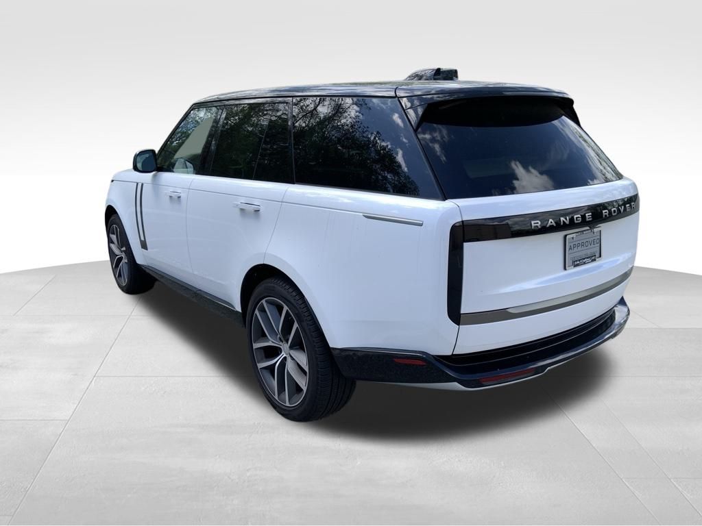 2024 Land Rover Range Rover SE photo 6