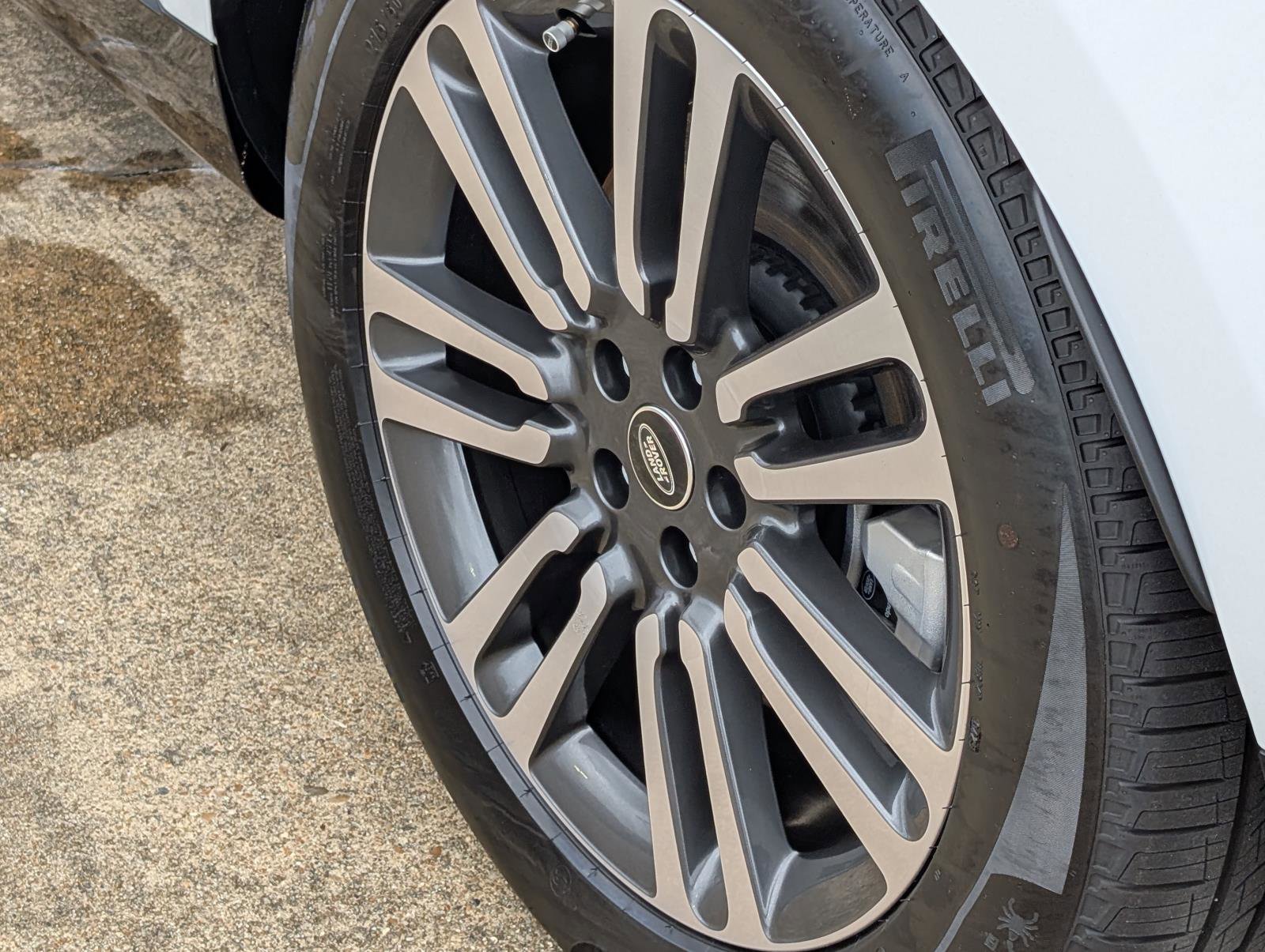 2025 Land Rover Range Rover SE photo 5