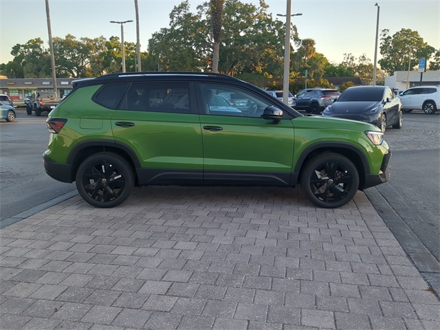 2025 Volkswagen Taos SE photo 3