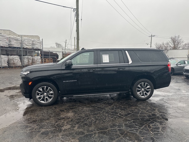 2023 Chevrolet Suburban LT photo 2