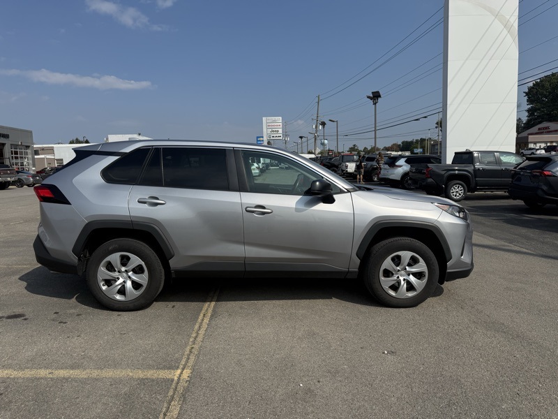 2022 Toyota RAV4 LE photo 4