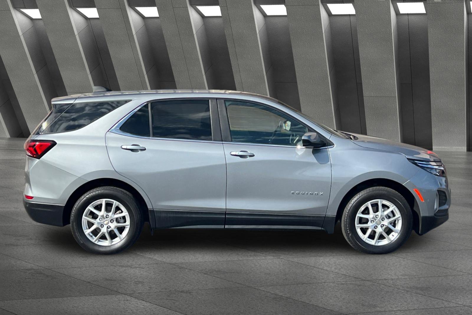 2024 Chevrolet Equinox LT photo 2
